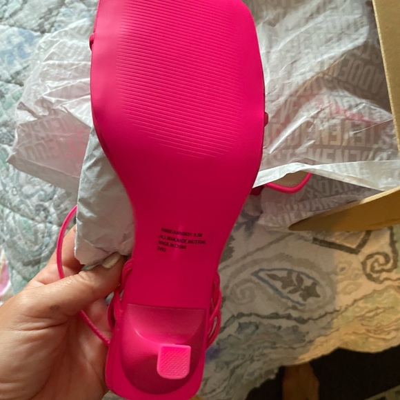 Pink Steve Madden sandal.  9.5.   Never worn. - Picture 3 of 3